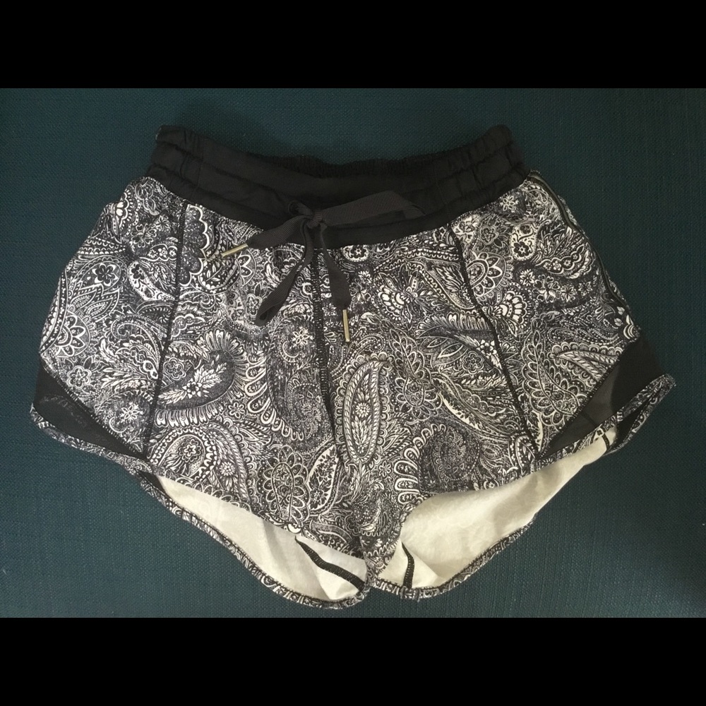 Lululemon Hottie Hot Shorts Sz 2 Long